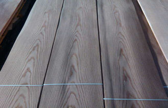 Το φυσικό δρύινο ξύλο τεμάχισε την κόκκινη κορώνα φύλλων καπλαμάδων που κόπηκε για τη διακόσμηση